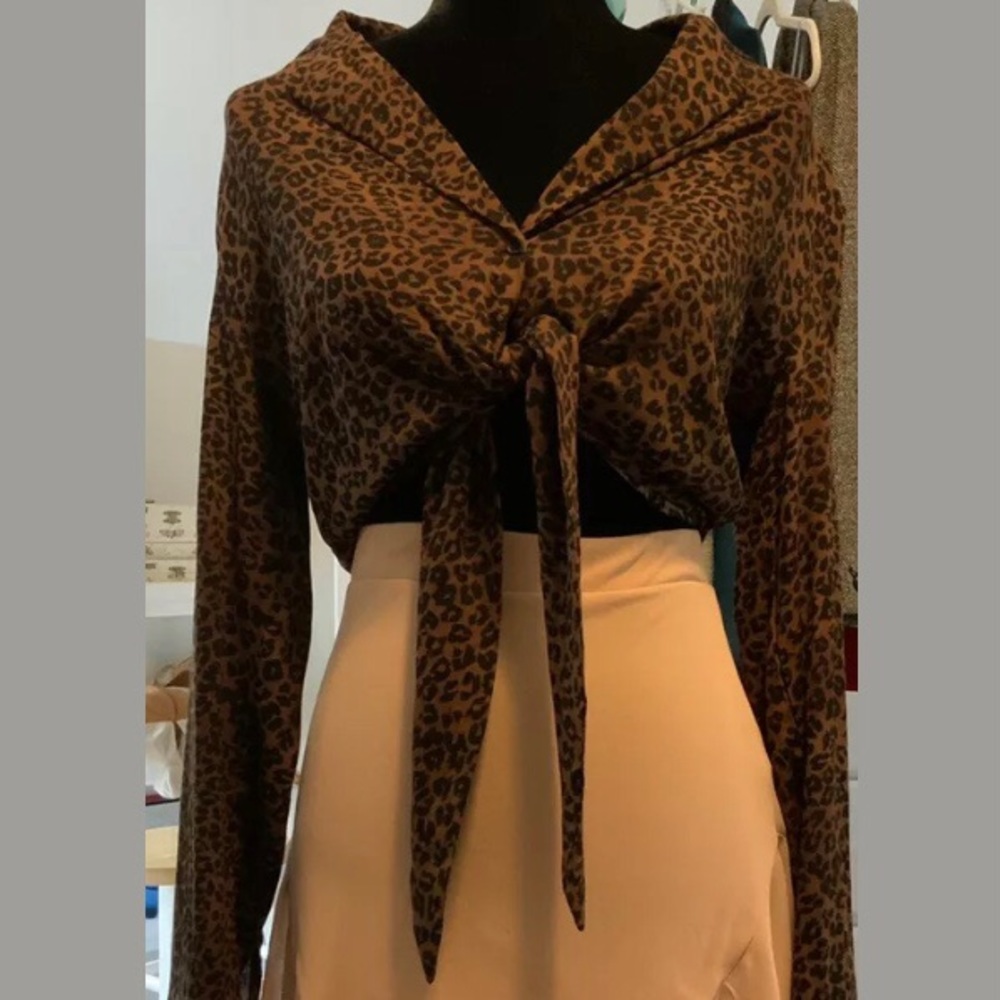 Honey punch Tie Front Blouse Leopard V-neck Size S